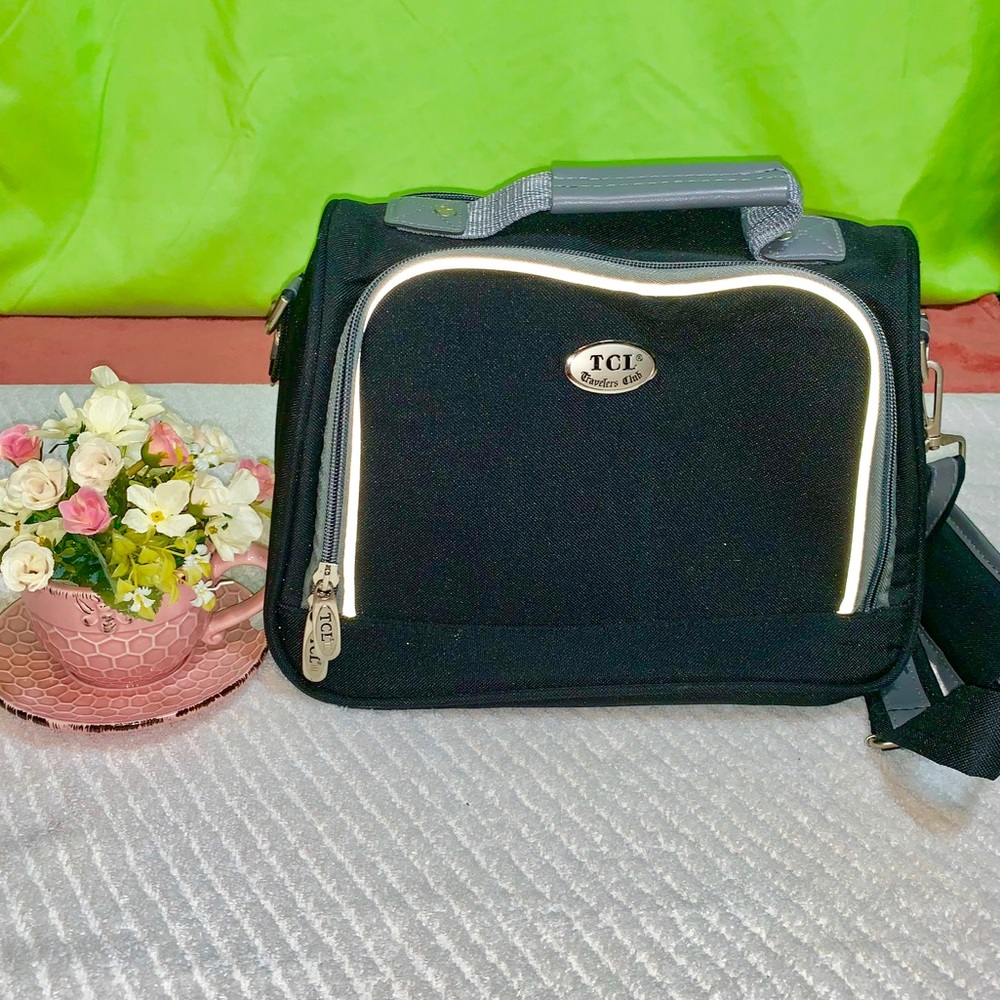 3/$25 | TRAVELERS CLUB TLC BLACK COSMETIC TOTE